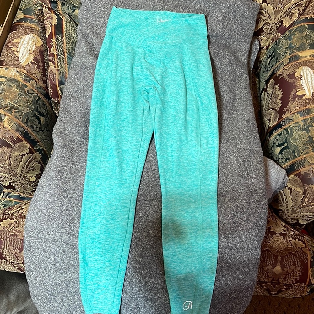Bombshell Sportswear Scrunch Leggings, light pilling size medium